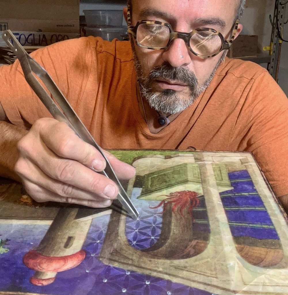 Zamàr al lavoro in studio.